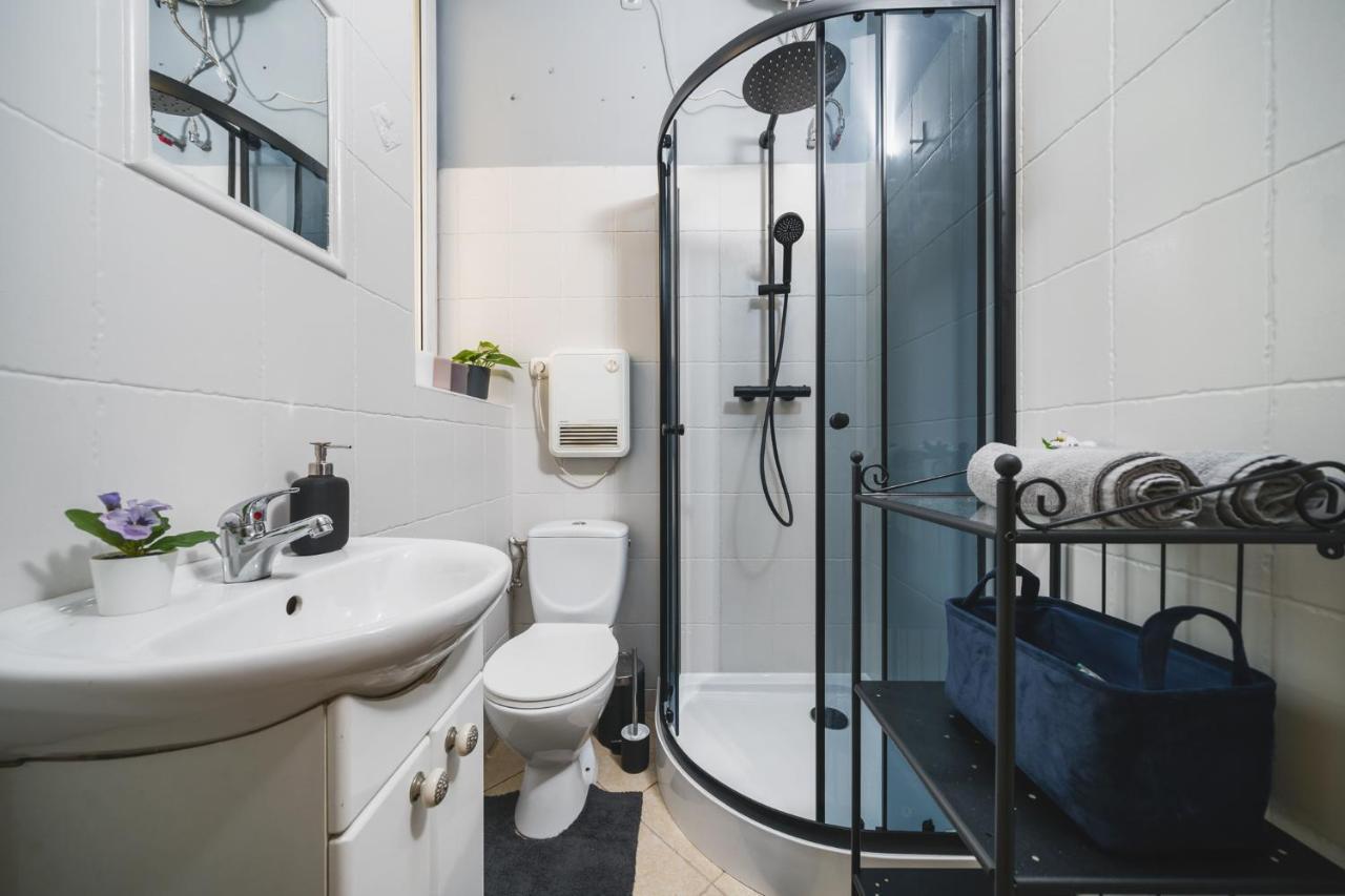 2 Bedroom Apartment Next To The Main Railway Station - By Upstairs Krakow Bagian luar foto